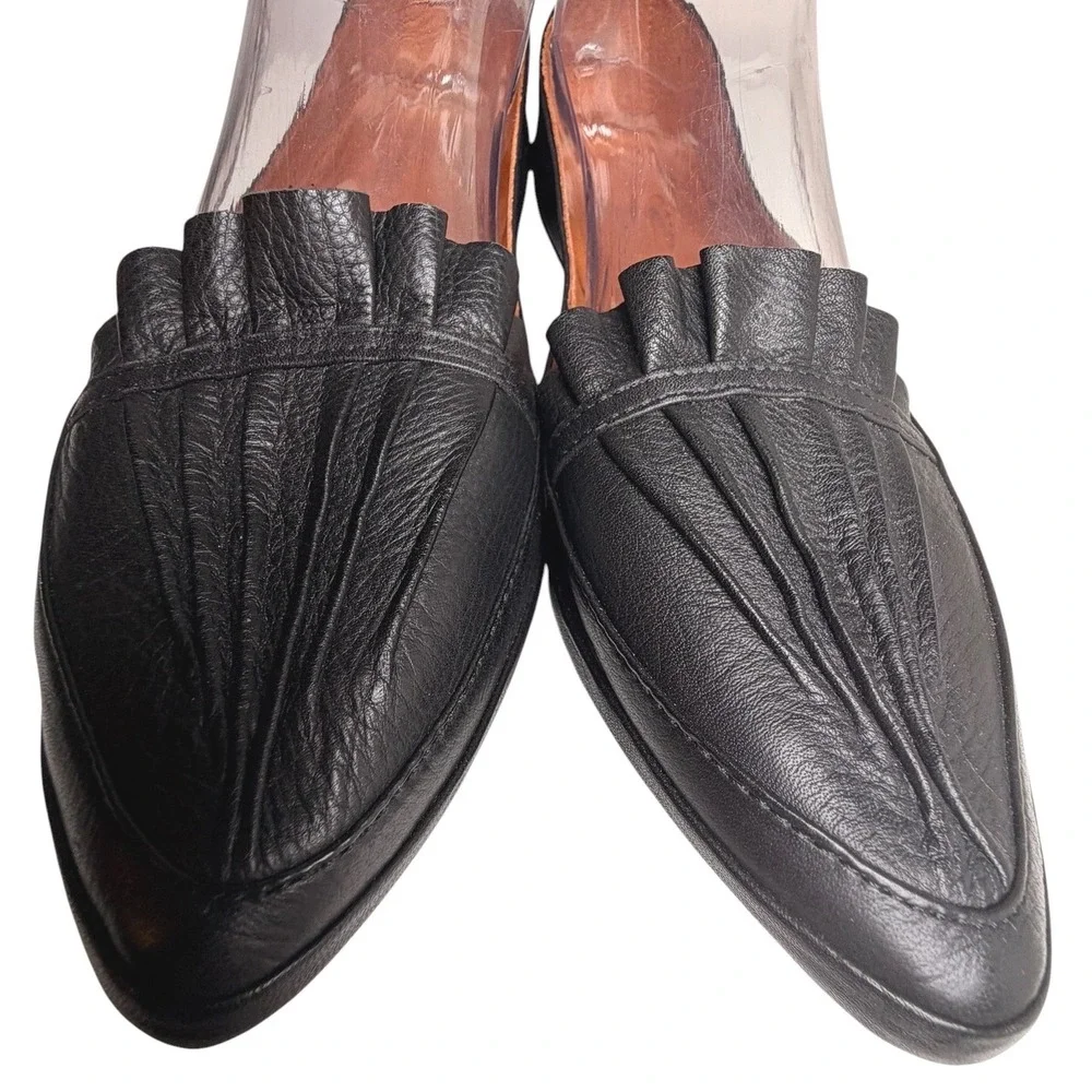Spring Step Black Leather Pointed Toe Ruffle Loafers‎ Flats Size 7